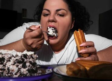 “Atracón nocturno”: ¿qué es y qué lo causa? Especialista de la UNAM lo explica