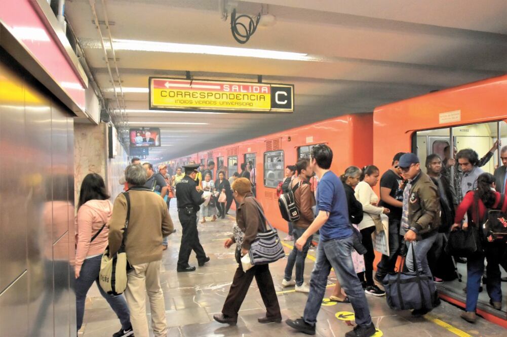 A las 10:00 horas de ayer se registró humo en los andenes de la estación Balderas; las zapatas del sistema de frenado se pegaron en un tren y los usuarios fueron desalojados. Foto: HUGO GARCÍA. EL UNIVERSAL