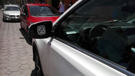 Roban espejos a camioneta de Juan Zepeda en Puebla