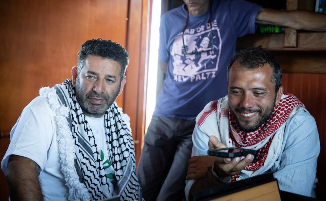 Saif Abukeshek, activista palestino-español y miembro del comité directivo de la Flotilla Global Sumud (izquierda), y Thiago Ávila, activista brasileño y miembro del comité directivo de la Flotilla Global Sumud, a bordo del buque Arctic Sunrise de Greenpeace, que se unió a una flotilla con destino a Gaza en el mar Mediterráneo el 18 de abril de 2026. Foto: AP