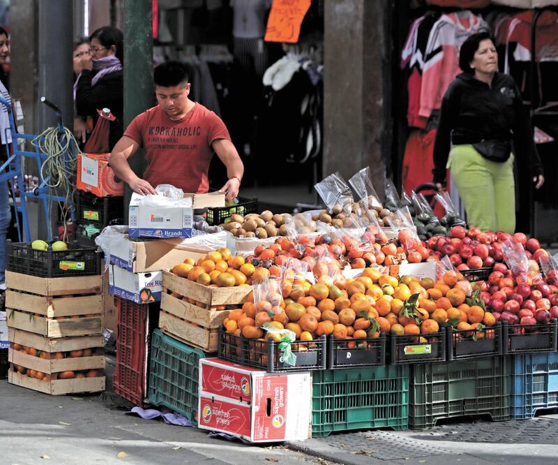 Muchos vendedores aseguran no entender en qué casos sí pueden dar bolsas de plástico. Foto: IVÁN STEPHENS. EL UNIVERSAL