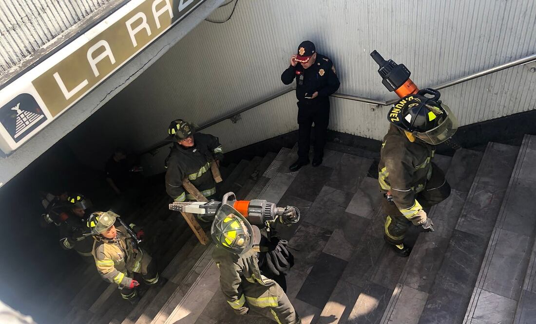 Personal del cuerpo de bomberos auxilian en el rescate de personas. Foto: EFE