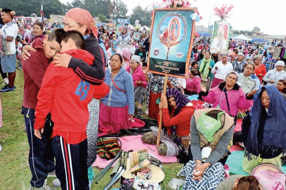 Mujeres de todas las edades participan en el recorrido religioso hacia el templo mariano para dar gracias o pedir algún favor. (FOTOS: JUAN MANUEL BARRERA. EL UNIVERSAL)