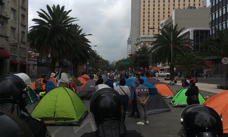Se manifiestan contra el gobierno federal; colocan casas de campaña en Avenida Juárez