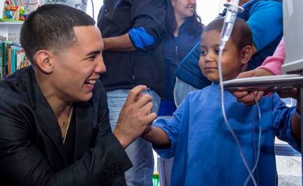 El campeón de box, Óscar Valdez, anima a niños en el Hospital Juárez de México