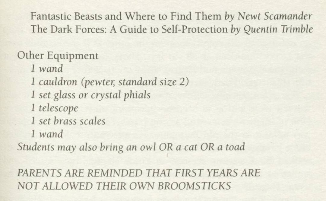 Esta copia, una de las 500 que fueron impresas, contiene un error en la página 53 donde aparece repetido "1 varita" en la lista de materiales que Harry tiene que llevar a Hogwarts. FOTO: EFE.