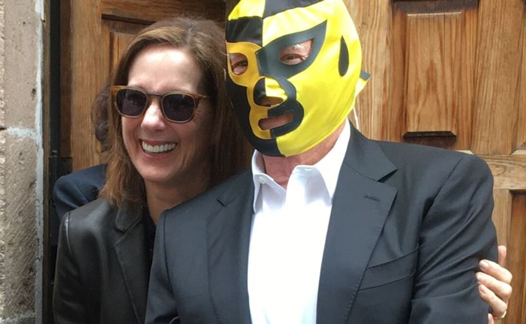 Kathleen Kennedy y Frank Marshall, a quien un fan le regaló  una máscara de luchador y se la puso riendo. Foto: César Huerta/ EL UNIVERSAL