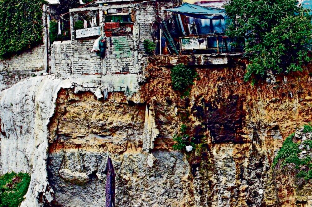 El director de obras señaló que en la demarcación existen 67 asentamientos irregulares que representan riesgo al ubicarse en taludes (ARCHIVO EL UNIVERSAL)