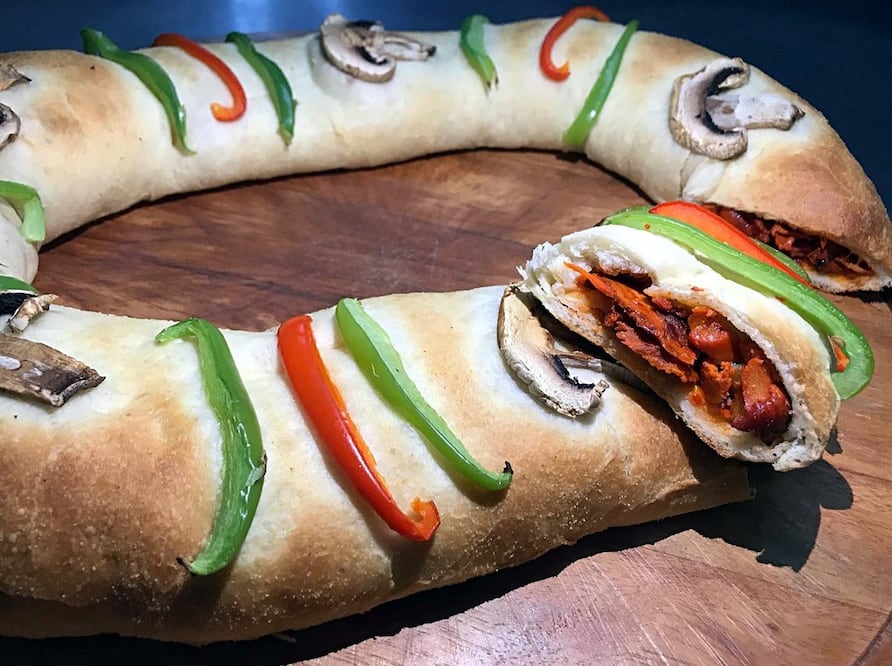 Está rellena de carne al pastor, queso y piña \ Foto: Facebook de Casera Pizza