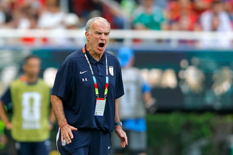 Marcelo Bielsa en el Estadio Guadalajara, durante la eliminación de Uruguay en la Fase de Grupos del Mundial de 2026 - Foto: EFE