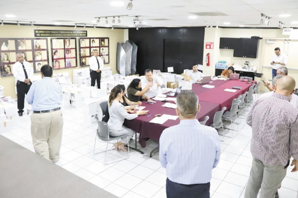 La Comisión Especial para la Consulta Ciudadana dio a conocer que se recibieron las urnas y ha iniciado el conteo de votos emitidos el domingo, bajo el resguardo garante del Colegio de Abogados Emilio Rabasa. Foto/ESPECIAL