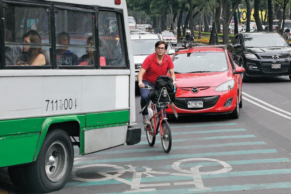 Algunas intersecciones son totalmente inseguras para el tránsito de los ciclistas, debido —entre otras cosas— a las constantes paradas de los microbuses, vehículos estacionados o que dan vuelta imprudencialmente (JUAN CARLOS REYES. EL UNIVERSAL)