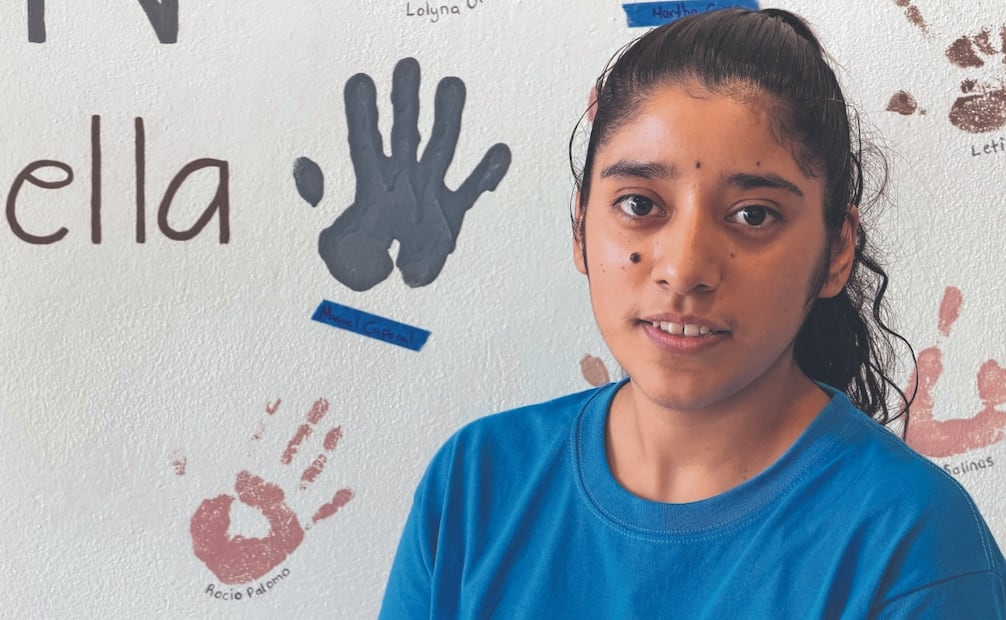Estefanía Cisneros, de 24 años, explica que de niña vivía con familiares, quienes la obligaban a trabajar; ahora, gracias a Sampin tiene un hogar. Foto: Marcela Perales/ EL UNIVERSAL