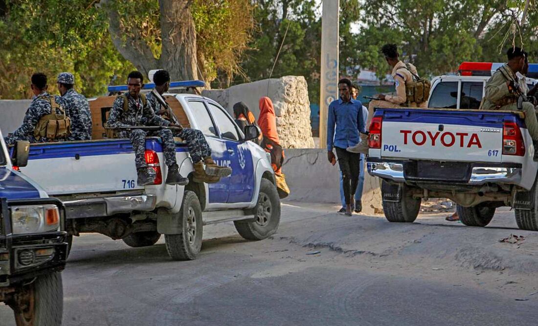 Policías en Mogadiscio, la capital de Somalia, cerca de donde estalló una bomba el 17 de octubre del 2024. Foto: AP