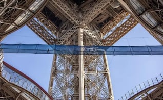 Cómo es el nuevo puente colgante de la Torre Eiffel