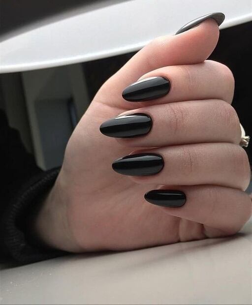 Alerta tendencia: las uñas negras estarán entre las favoritas del verano