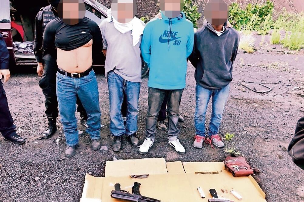 A los imputados se les encontró una pala, un machete, una pistola escuadra calibre 9 milímetros y una AK-47, conocida como “Cuerno de Chivo”. Foto: ESPECIAL