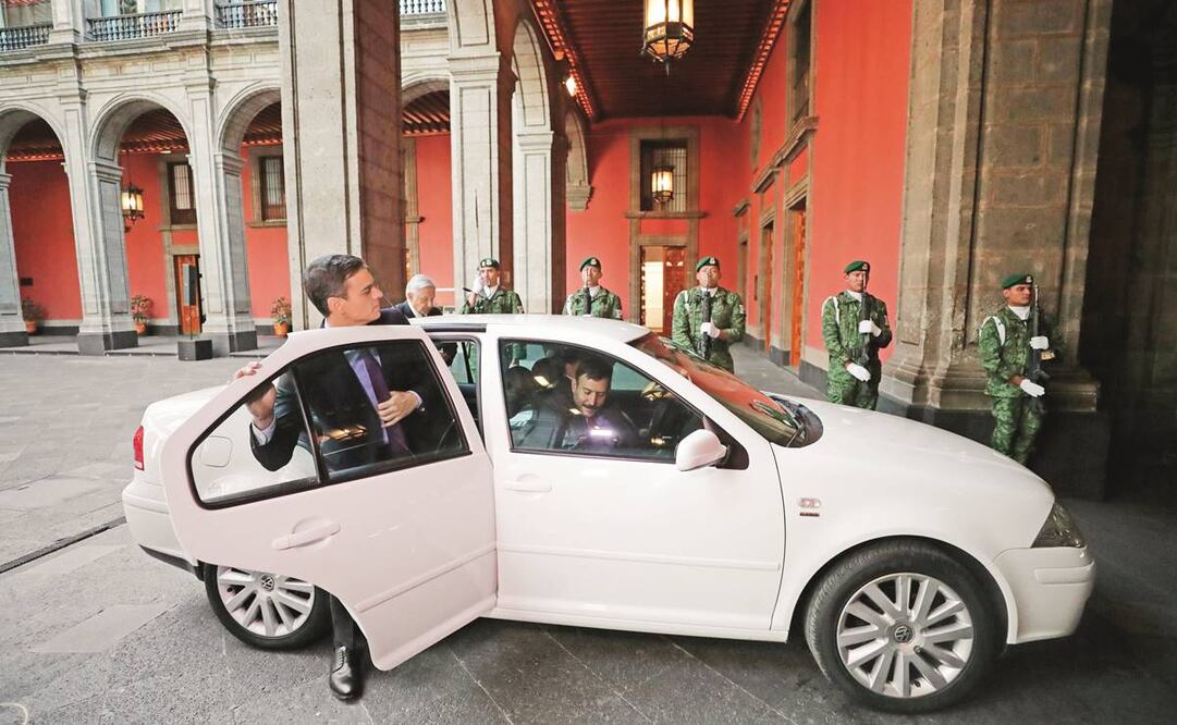 El automóvil Jetta blanco modelo austero que utiliza el Mandatario ha transportado a políticos como el presidente del gobierno español, Pedro Sánchez (izq. al frente). Foto: Archivo EL UNIVERSAL