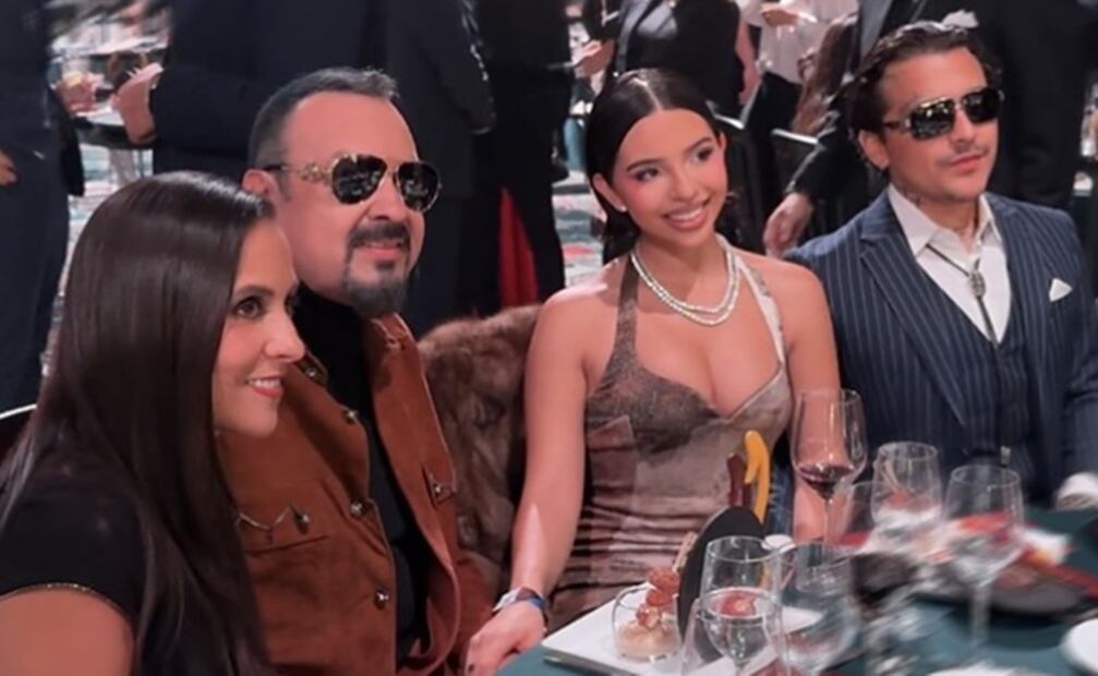 Ángela Aguilar, Christian Nodal, Pepe Aguilar y su esposa Aneliz en la noche de Persona del Año de los Latin Grammy 2025. 
Instagram Pepe Aguilar.