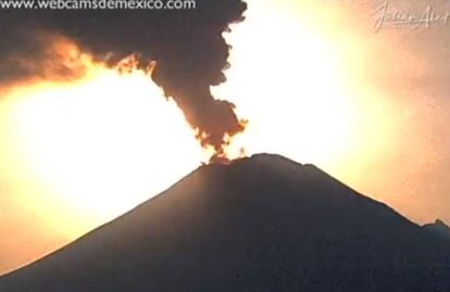 Impresionante postal de actividad del Popocatépetl y de fondo la intensa luz de la luna llena