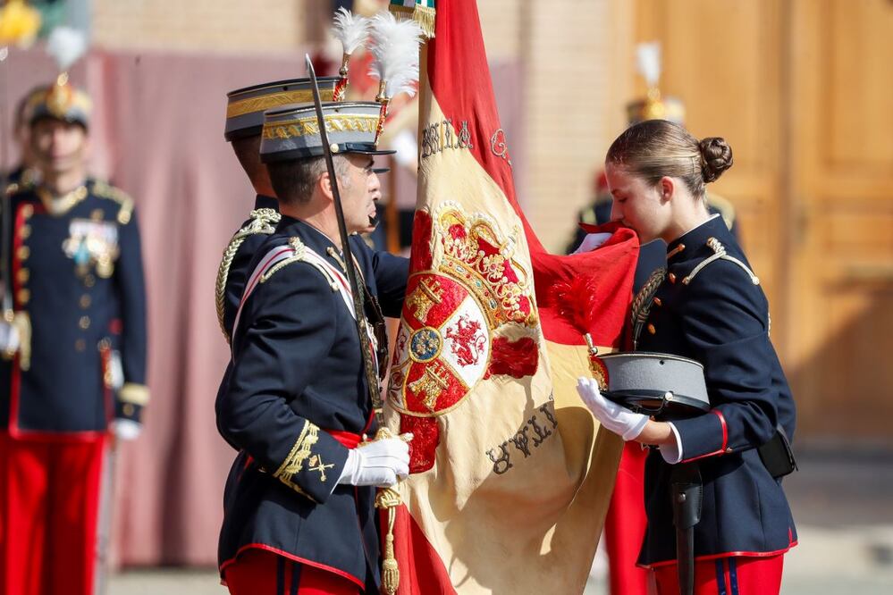 La princesa de Asturias, Leonor de Borbón, el 7 de octubre de 2023, juró bandera junto al resto de los cadetes de su curso, en una ceremonia oficial celebrada en la Academia Militar de Zaragoza, presidida por su padre, el rey Felipe VI. FOTO: EFE