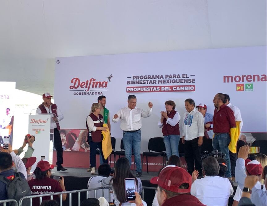 Ante unas 2 mil personas que se congregaron en Santa María Tulpetlac, los ahora morenistas expusieron que su decisión fue participar en el proceso electoral, pero en alianza con la izquierda, que según ellos, representa el partido de la Cuarta Transformación. Foto: Especial