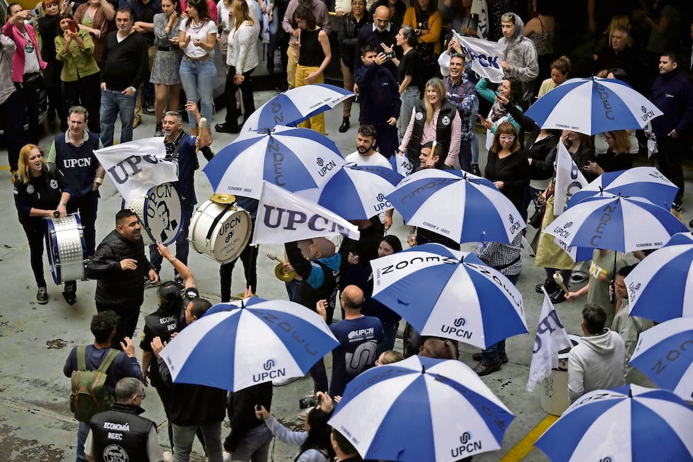 Simpatizantes de Massa, ayer en Buenos Aires. Foto: AFP