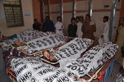 Suman 128 muertos por atentado suicida en Pakistán; arrestan a ex primer ministro