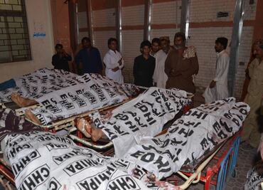 Suman 128 muertos por atentado suicida en Pakistán; arrestan a ex primer ministro