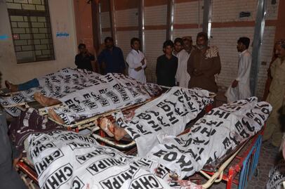 Suman 128 muertos por atentado suicida en Pakistán; arrestan a ex primer ministro