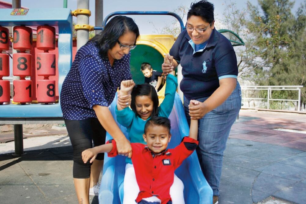 Vanessa y Santiago son hijos biológicos de Sandra, pero los educan juntas. La pareja señala que el proceso de crianza es similar al de las parejas heterosexuales y ambas aseguran que los pequeños se sienten muy orgullos de tener dos mamás (FERNANDO MUÑOZ)