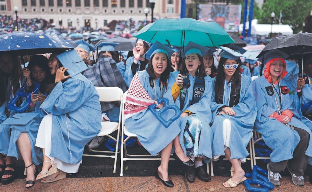 Estudiantes abuchean en medio del discurso de la presidenta de la Universidad de Columbia, Claire Shipman, en la ceremonia de graduación, en Manhattan, el miércoles pasado. Foto: Charly Triballeau. AP