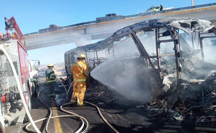 Chocan camión de pasajeros y tractocamión en carretera de Durango; suman 14 muertos tras accidente