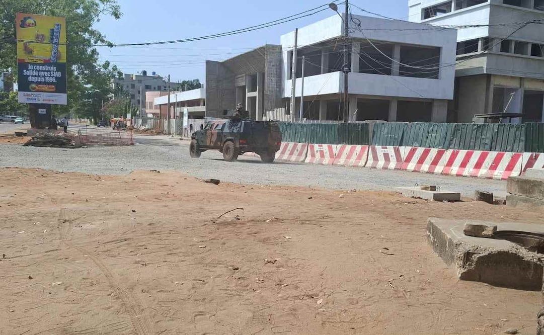 Un vehículo militar en medio de un intento de golpe de Estado en Cotonú, Benín, el 7 de diciembre del 7, 2025. Foto: AP