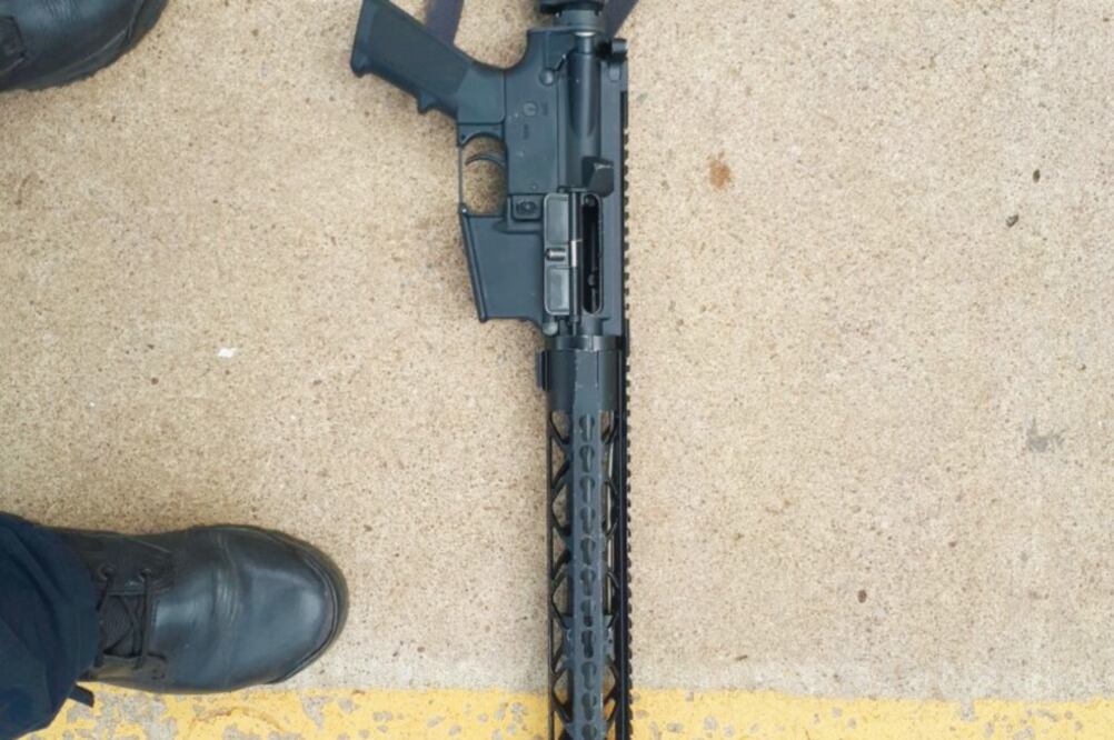 Decomiso. Fuerzas estatales aseguraron armas de alto poder, entre ellas, un fusil calibre .223 y una pistola calibre. 45, ambas armas abastecidas (FISCALÍA DE GUERRERO)