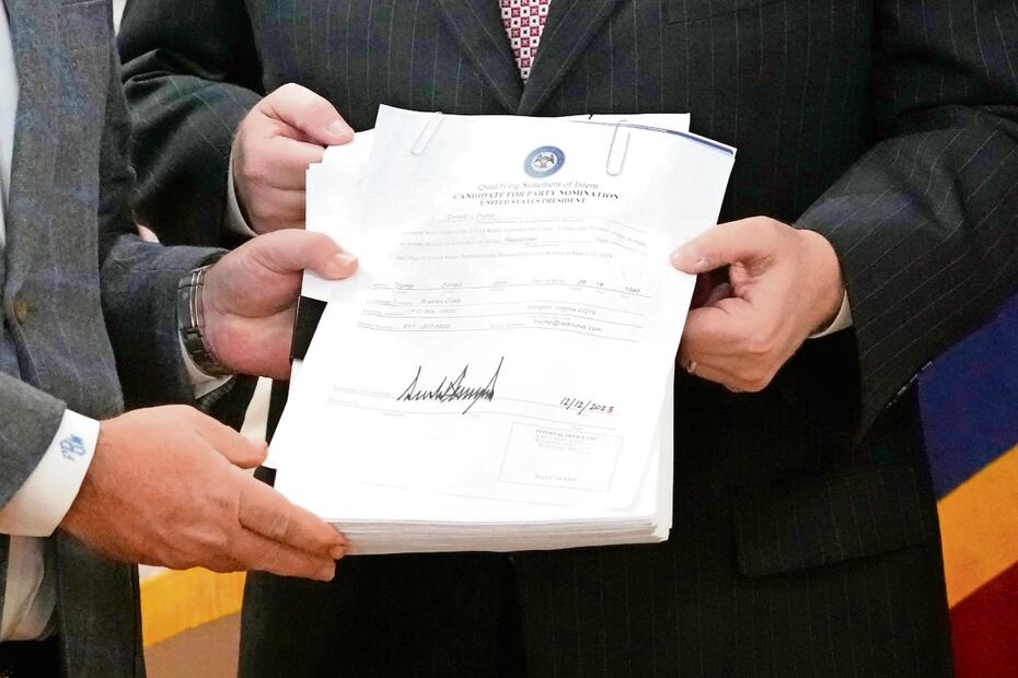 Aspectos de los documentos que certifican al expresidente Donald Trump para la boleta presidencial primaria en Mississippi. Foto: Rogelio V. Solis | Ap