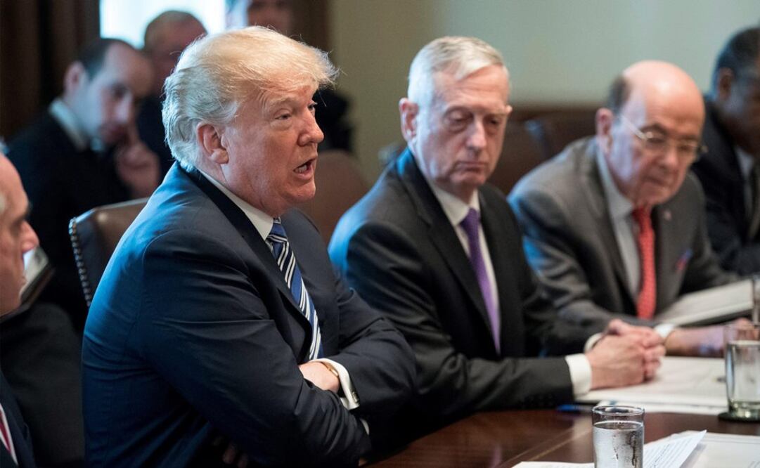El presidente estadounidense, Donald Trump, el titular de Defensa, Jim Mattis, y el secretario de Comercio de EU Wilbur Ross (Foto: EFE)