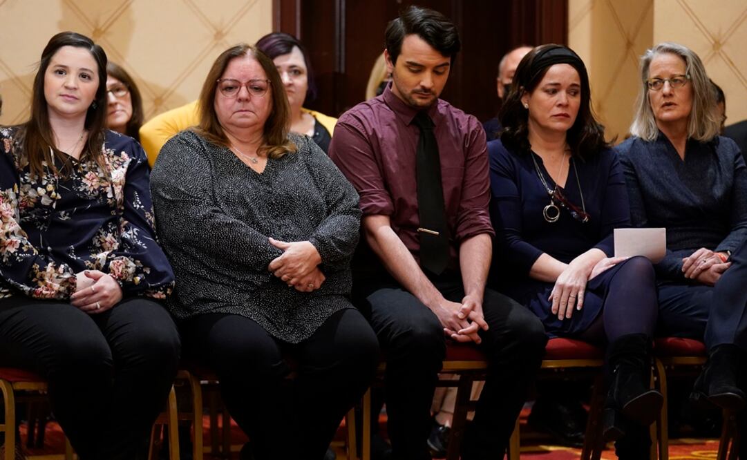 Las familias de las víctimas del tiroteo en Newtown y los abogados escuchan durante una conferencia de prensa en Trumbull, Connecticut.  Foto: AP 