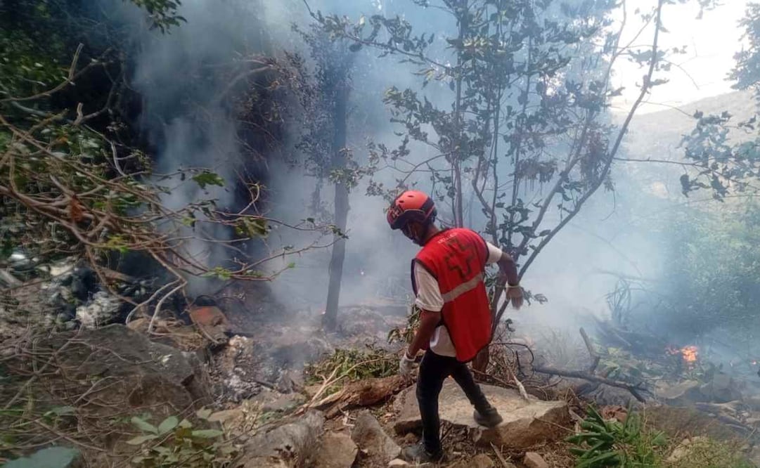 Una fotografía facilitada por la Cruz Roja de Kenia muestra a un miembro del equipo de respuesta a emergencias de la organización trabajando cerca del lugar donde se estrelló un helicóptero en el condado de Samburu, Kenia, el 19 de agosto de 2026. El piloto del helicóptero y seis turistas fallecieron tras estrellarse la aeronave en el monte Ololokwe, según informó la Autoridad de Aviación Civil de Kenia (KCAA). Foto: EFE