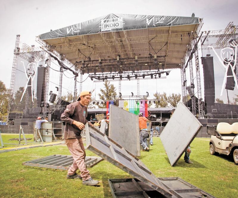 Habían empezado a montar todo a las cuatro de la mañana y 12 horas después les avisaron que el Ricky Martin One world tour se había cancelado. FOTOS: CORTESÍA