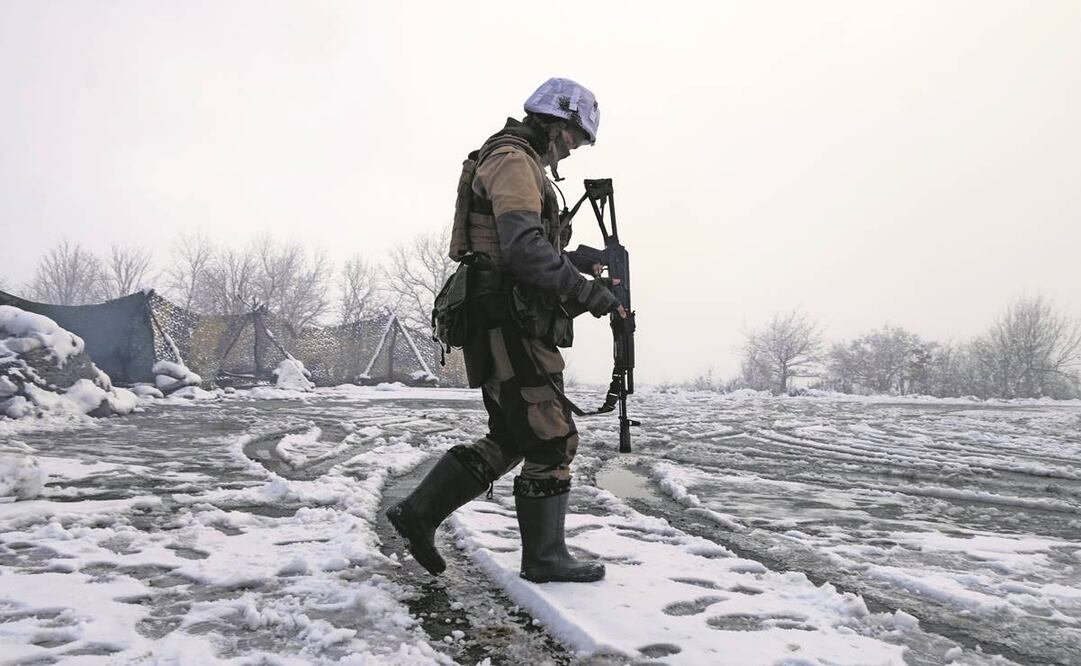 Un soldado ucraniano, en la línea de separación de los rebeldes prorrusos cerca de Popasna, Donetsk. EU y Reino Unido avisaron de “graves consecuencias” si se realiza la incursión rusa en Ucrania. Foto: Andriy Dubchak/ AP.
