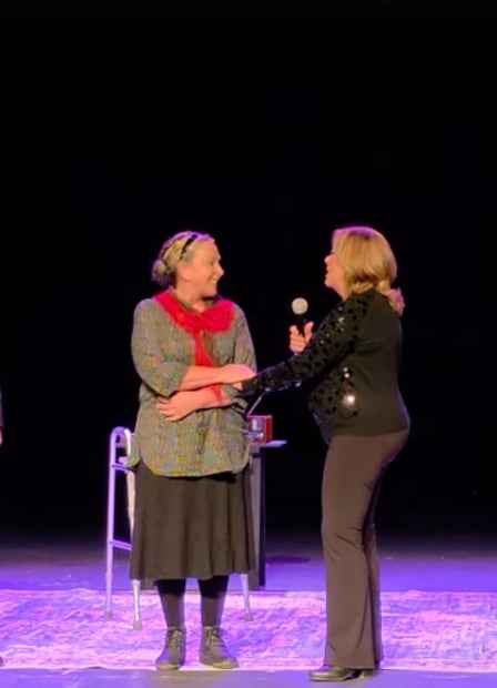 Sylvia Pasquel, madrina de Fanny Sartati en el monólogo "El ángel de Varsovia".
Foto: Instagram