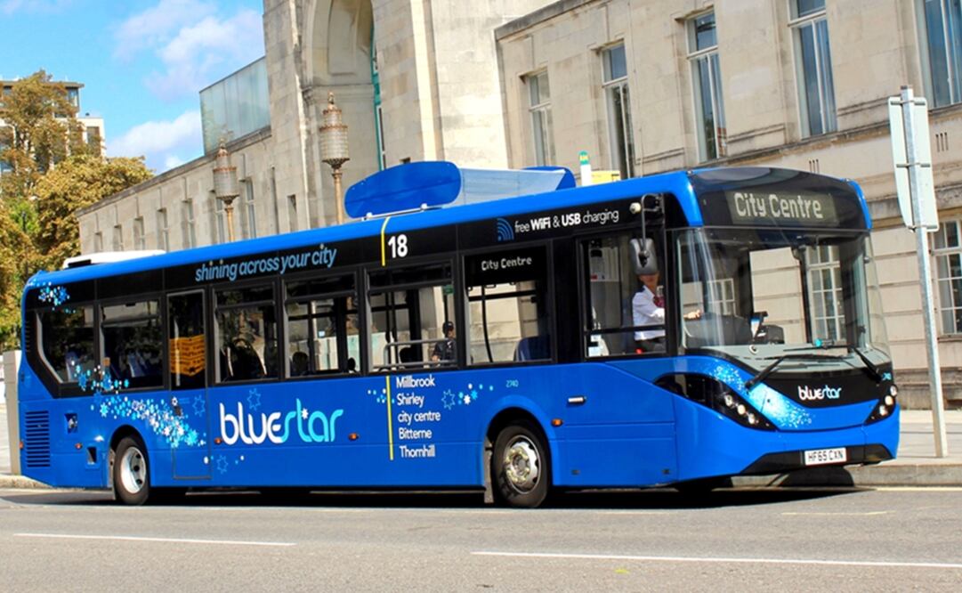 El autobús de la línea Bluestar, está equipado con filtros que permiten al vehículo urbano expulsar aire más puro. Foto: Notimex