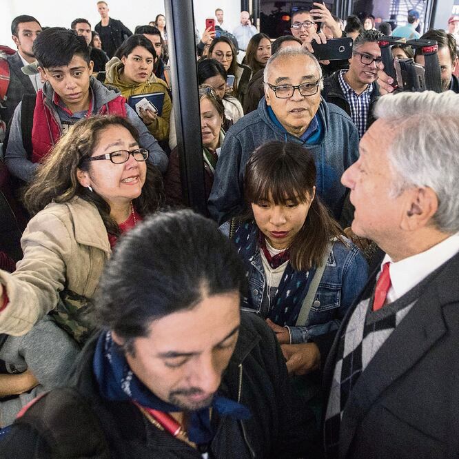 El Presidente fue abordado en el aeropuerto por una mujer que le pidió detener los despidos en el SAT; él le respondió: “No va a pasar nada”. Foto: JUAN CARLOS REYES. EL UNIVERSAL 