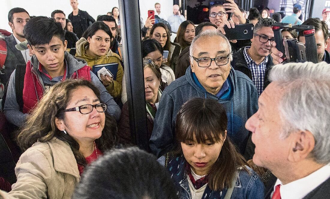 El Presidente fue abordado en el aeropuerto por una mujer que le pidió detener los despidos en el SAT; él le respondió: “No va a pasar nada”. Foto: JUAN CARLOS REYES. EL UNIVERSAL
