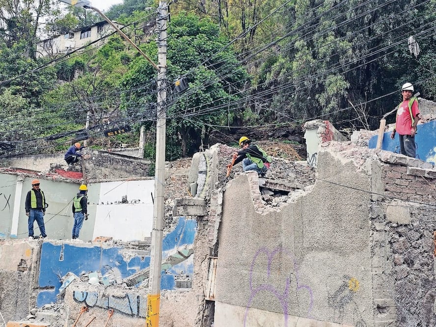 En la zona cero del Cerro del Chiquihuite, en la colonia Lázaro Cárdenas Segunda Sección, se avanza con la demolición de viviendas situadas en tres polígonos. Foto: Especial