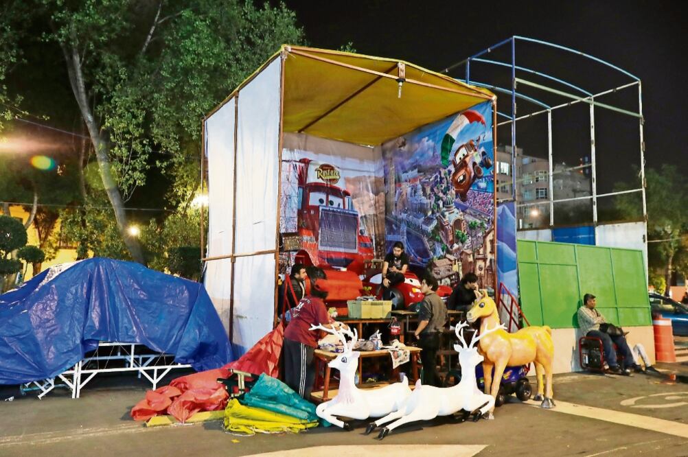 Los Santaclós y Reyes Magos comenzaron a instalar sus escenarios en las calles de Luis Donaldo Colosio y Mina; además de los juegos mecánicos y antojitos mexicanos. (YADÍN XOLALPA. EL UNIVERSAL)