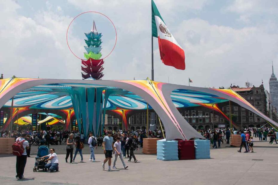 Hombre amenaza con arrojarse de estructura del Zócalo. Cuartoscuro