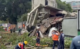 Derrumbe de inmueble abandonado afecta carriles de Viaducto; equipos de emergencia acuden a la zona