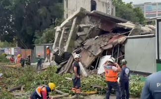 Derrumbe de inmueble abandonado afecta carriles de Viaducto; equipos de emergencia acuden a la zona